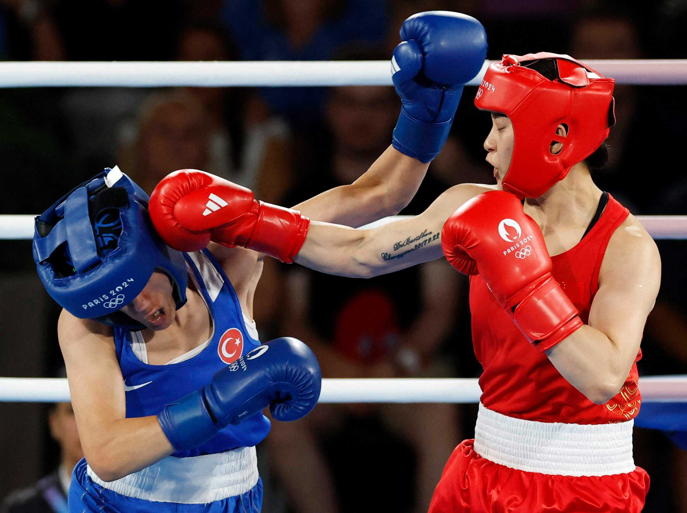 美国选手在拳击比赛中挫败对手夺冠