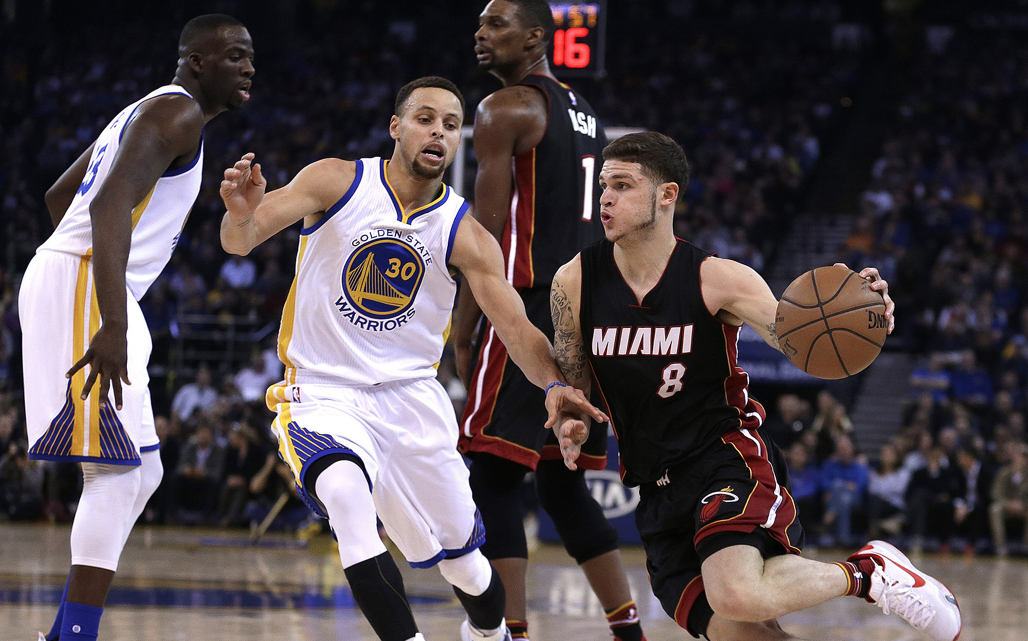 开云体育在线登录-快攻热火不敌勇士，A.D.33分30板